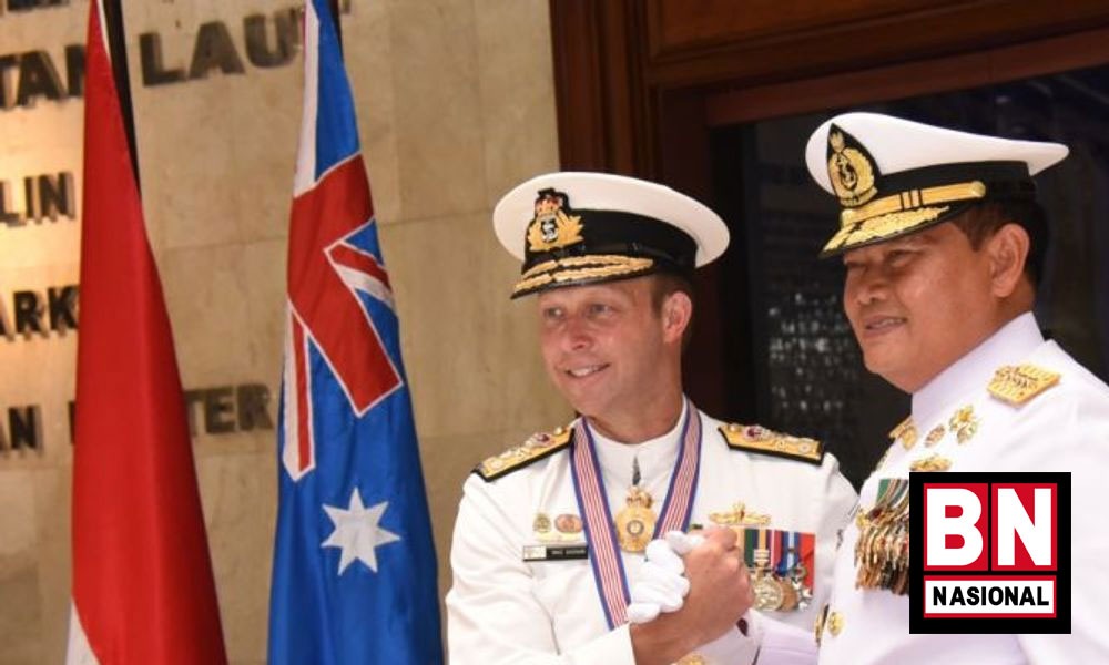 Laksamana Yudo Sematkan Bintang Jalasena Utama untuk KSAL Australia Michael Joseph