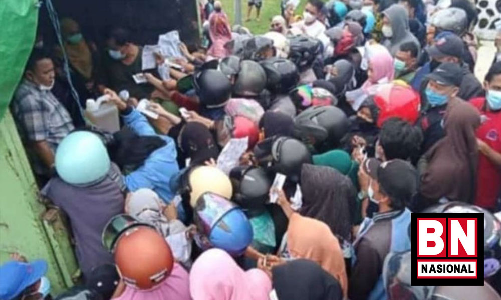 12 Antri Minyak Goreng