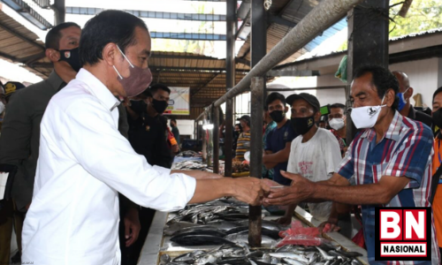 Presiden Jokowi Bagikan Bantuan Modal di Pasar Kebun Lada Kota Binjai