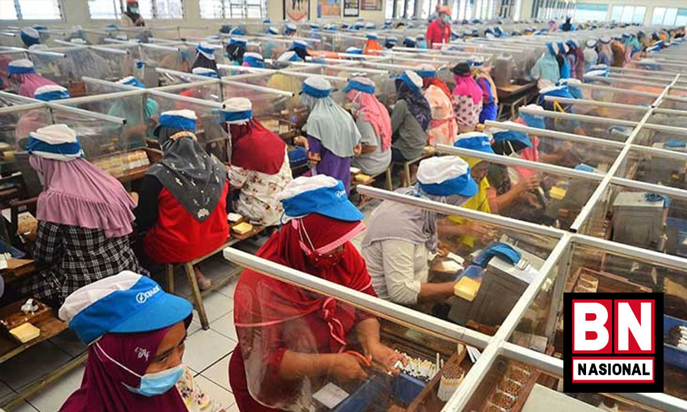 6 Karyawan Pabrik Rokok