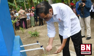 Presiden Jokowi Tinjau Sumur Pompa Hidram di Desa Oinlasi