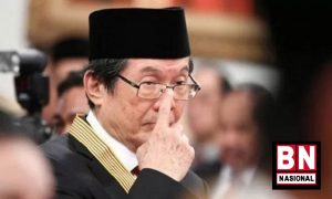 Konglomerat Prajogo Pangestu Gelontorkan Rp6,29 Triliun Tuntaskan Akuisisi Star Energy, Ternyata Rencana Ini Sudah Ada Sejak 2009 Bos Barito Pacific, konglomerat Prajogo Pangestu mengumumkan kembali melakukan pembelian sisa saham atau 33,33 persen saham Star Energy Group Holding Pte Ltd, Nilai yang digelontorkan mencapai 440 juta dolar AS atau Rp6,29 triliun dari BCPG Thailand melalui perusahaan yang dikendalikannya, Green Era Pte Ltd. Dalam keterangan resmi di situs Grup Barito, dikutip Jumat 11 Maret, ternyata Prajogo sudah lama mengincar Star Energy dan berkeinginan menjadi pengendali sepenuhnya sejak 2009, langkah tersebut diambil untuk menjaga stabilitas keuntungan di bisnis energi. Sejak 2009, Prajogo sudah mengincar menguasai 51 persen saham Star Energy senilai Rp5,1 triliun atau 555 juta dolar AS. Langkah tersebut dimulai dengan menguasai 40 persen saham Star Energy setelah membeli dari pendiri Star Energy lainnya, yaitu Supramu Santoso. Sedangkan, sisanya dimiliki Nusantara Capital sebesar 30 persen dan perusahaan keuangan asal London sebesar 30 persen. Kemudian, pada 2018, Barito Grup merampungkan rights issue untuk membeli 66,67 persen saham di Star Energy Group Holdings Pte Ltd. dengan perolehan dana senilai Rp8,9 triliun. Agus Salim Pangestu yang pada saat itu menjabat sebagai Presiden Direktur PT Barito Pacific Tbk. (BRPT) mengatakan berhasil melakukan akuisisi 66,67 persen saham Star Energy pada 29 Juni 2018. Pada rights issue tersebut, Prajogo menjadi pendukung terkuat dengan menyetor sebesar Rp7,4 triliun dan melakukan tambahan pemesanan sebesar Rp1,4 triliun. Star Energy merupakan produsen energi panas bumi terkemuka di Indonesia, beroperasi di Wayang Windu, Salak, dan Darajat dan mampu menghasilkan energi terbarukan untuk memenuhi kebutuhan listrik jutaan rumah di Indonesia. Pada April 2017, Konsorsium Panas Bumi Star Energy menyelesaikan Perjanjian Jual Beli Saham untuk lapangan geothermal Salak dan Darajat, yang bersama-sama menghasilkan listrik 413 MW dan memasok 235 MW uap. Star Energy saat ini mengoperasikan fasilitas panas bumi dengan kapasitas pembangkitan terpasang kotor sebesar 227 MW. Di Sukabumi, Star Energy Geothermal Salak, Ltd. juga mengelola salah satu lapangan geothermal terbesar di dunia, dengan kapasitas pembangkitan terpasang bruto 197 MW dan kapasitas penjualan uap 180 MW. Di Garut, Star Energy Geothermal Darajat II, Limited memiliki kapasitas pembangkit terpasang kotor sebesar 216 MW dan kapasitas penjualan uap sebesar 55 MW. Adapun, Star Energy Geothermal merupakan bagian dari PT Barito Pacific Tbk. Berbeda dengan Star Energy Oil and Gas yang bukan bagian dari PT Barito Pacific Tbk. Sumber. https://voi.id/ekonomi/143860/konglomerat-prajogo-pangestu-gelontorkan-rp6-29-triliun-tuntaskan-akuisisi-star-energy-ternyata-rencana-ini-sudah-ada-sejak-2009
