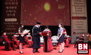 Presiden ke-5 RI, Megawati Soekarnoputri, menerima gelar profesor kehormatan dari SIA Korea Selatan. Ia dinilai memiliki komitmen terhadap perdamaian dunia. Presiden ke-5 RI Megawati Terima Gelar Profesor Kehormatan dari SIA Korsel