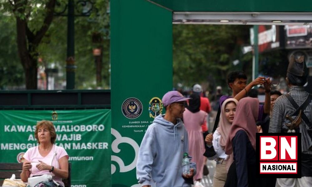 Kemenkes Ingatkan Masyarakat Tetap Waspada Sebelum Lepas Masker di Luar Ruangan