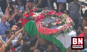 Warga Palestina mengusung peti jenazah Shireen Abu Akleh
