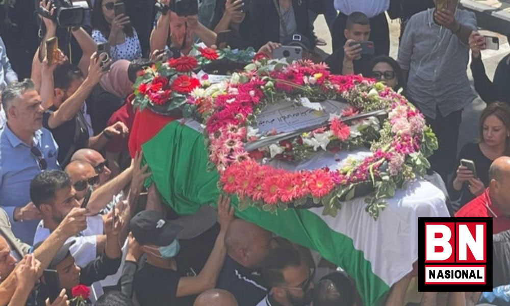 Warga Palestina mengusung peti jenazah Shireen Abu Akleh