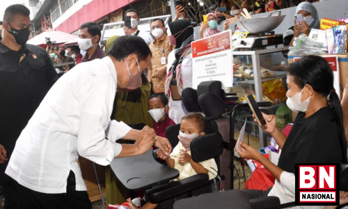 Kunjungi Pasar Peterongan, Presiden Bagikan Bansos dan Tinjau Harga Kebutuhan Pokok