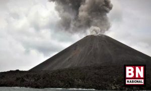 Anak Krakatau Semburkan Abu 2.000 Meter, Warga Diminta Hindari Aktivitas 5 Km dari Puncak Gunung 