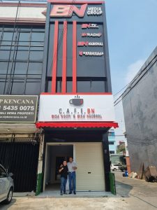 Ketua Umum PB PERBAKIN Letjen TNI Joni Supriyanto mengunjungi kantor BN MEDIA GROUP Rbi Dan Pak Joni Di Bn Media Group 2 225x300
