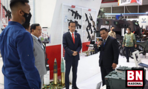 Peneliti Ahli Utama pada Direktorat Alih dan Sistem Audit Teknologi Deputi Bidang Pemanfaatan Riset dan Inovasi Badan Riset dan Inovasi Nasional (BRIN) Nur Mahmudi mengatakan sorgum sebagai sumber pangan penting bagi pengidap autis atau diabetes karena tidak mengandung gluten. "Sorgum memiliki indeks glikemik rendah sehingga aman bagi penderita diabetes, dan merupakan sumber pangan tanpa gluten yang penting bagi pengidap autis," kata Mahmudi dalam keterangan pers yang diterima ANTARA di Jakarta, Rabu. Untuk pengidap autis, kata dia, diet gluten dapat menjadi salah satu cara yang memudahkan mengarahkan anak berperilaku lebih baik. Penderita autisme tidak dapat mencerna gluten sehingga berakibat bahan itu bekerja sebagai racun yang dapat mengganggu fungsi otak. Mahmudi menuturkan sorgum dapat dijadikan sebagai salah satu pangan pokok Indonesia karena kandungan energi yang setara dengan padi dan gandum. "Sorgum juga dapat dibudidayakan secara luas di Indonesia, dan proses memasaknya tidak sulit seperti beras, serta dapat diproses menjadi makanan modern," katanya. Setelah sorgum ditanam dan panen, profesor riset bidang teknologi pascapanen BRIN itu mengatakan penerapan teknologi pengolahan pascapanen untuk meningkatkan minat masyarakat agar mengonsumsi sorgum juga penting dilakukan. Mahmudi memberikan saran agar ada gerakan masyarakat untuk mengonsumsi nasi sorgum, misalnya gerakan dua hari makan nasi sorgum yang disajikan dengan aneka menu masakan Nusantara. "Agar lebih efektif, sebaiknya diawali di lingkungan istana presiden dan wakil presiden, lalu diikuti oleh seluruh kantor kementerian dan lembaga, serta provinsi, kabupaten, dan kota," ujarnya.