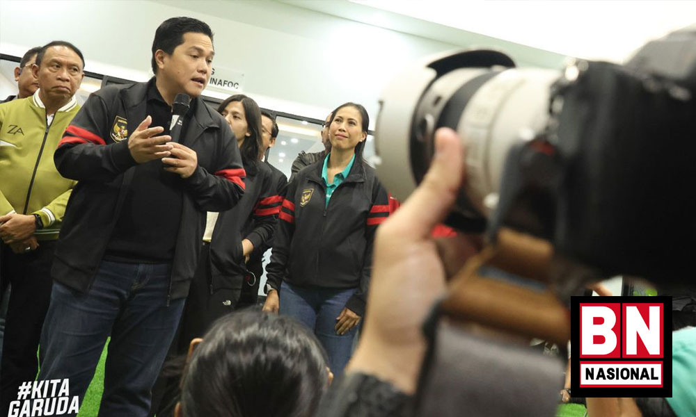 Gebrakan Erick Thohir Setelah Tiga Hari Menjabat Ketum PSSI Menteri BUMN Erick Thohir terpilih menjadi Ketua Umum PSSI pada 16 Februari lalu. Dia menduduki kursi PSSI 1 setelah memenangi pemilihan yang digelar pada saat Kongres Luar Biasa (KLB). Dia memenangi pemungutan suara melawan rival terkuatnya, LaNyalla Mattalitti. Erick mengantongi 64 suara dari total 86 pemilik suara yang hadir di Hotel Shangri-La, Jakarta Pusat. Sementara itu, LaNyalla hanya mengantongi 22 suara. Tak lama berselang, Erick menggelar rapat perdana dengan jajaran Komite Eksekutif terpilih. Belum ada gebrakan dalam pertemuan pertemuan itu. Pada Sabtu, 18 Februari, mantan Presiden Inter Milan itu kemudian menggelar rapat kedua dengan para anggota Exco. Di momen ini, ada tiga kebijakan yang diambil. Pertama, membentuk Komite Adhoc untuk suporter. Pembentukan ini dibuat setelah satu hari sebelumnya telah terjadi kerusuhan suporter di luar Stadion Jatidiri saat PSIS Semarang bertemu dengan Persis Solo. "Mengapa keputusannya ada komite adhoc suporter? Karena isu dari transformasi sepak bola harus melibatkan juga suporter. Jadi kita harus ada keseriusan. Dan surat FIFA yang dikirimkan kepada tentu kita semua waktu itu, salah satunya pun ada bicara suporter," kata Erick seusai rapat Exco kedua. "Kami harus memastikan suporter bisa pulang ke rumah dengan selamat. Tetapi kami juga mengetuk hati para suporter kalau transformasi sepak bola kita mau bagus mereka pun harus menjadi bagian yang bertanggung jawab untuk perbaikan sepak bola Indonesia," tambahnya. Lalu gebrakan kedua adalah pembentukan Komite Adhoc Infrastruktur. Erick menilai ini salah satu hal yang sangat penting sekali, khususnya dalam membangun training center untuk Timnas Indonesia. Bahkan, dia mengatakan, PSSI akan mengirimkan tim untuk mulai melihat tanah yang akan dibangun sebagai pusat latihan Skuad Garuda. "Ini bagian komitmen PSSI membangun training center bersama, tidak hanya pendanaan dari FIFA, tapi kita juga akan coba mencarikan pembiayaan lainnya," jelas Erick. "Kalau memang serius, tahun depan training center ini paling tidak sudah punya empat lapangan latihan dan mungkin juga tempat pemusatan latihan para atlet," lanjutnya. Gebrakan ketiga adalah menghidupkan kembali Badan Tim Nasional (BTN) yang sebelumnya dibubarkan pada tahun 2015. Gelaran Piala Dunia U-20 2023 menjadi pertimbangannya. "Kami memastikan pembentukan Badan Tim Nasional (BTN) karena kami memiliki agenda besar yaitu mau bermain di Piala Dunia," tuturnya. Dia tak mau Indonesia tidak boleh kalah dari negara-negara lain soal rencana jangka panjang pengembangan sepak bola. Erick kemudian mencontohkan India yang mempunyai cetak biru (blue print) sepak bola dari tahun 2023-2047. "Kalau negara lain seperti India sudah punya blue print 2023-2047, kita juga tidak boleh ketinggalan. Karena itu salah satunya, BTN punya blue print jangka panjang bagaimana persiapan timnas," ujarnya. Langkah cepat Erick Thohir dalam memperbaiki sepak bola Indonesia lainnya adalah menggandeng Kepolisian Republik Indonesia (Polri) untuk memberantas mafia. Keseriusan itu dibuktikan dengan menggelar pertemuan dengan Kapolri Jenderal Listyo Sigit Prabowo pada Minggu, 19 Februari. Ketum PSSI 2023-2027 itu menganggap mafia mencoreng ranah sepak bola Tanah Air. Ia pun mengaku menunjukan keseriusan dengan menjalin kerjasama dengan FIFA untuk memberantas kecurangan. "Sudah waktunya kami PSSI, memberikan kartu merah kepada mafia bola," tegas Erick. Langkah cepat juga dilakukan Kapolri. Dia mengaktifkan kembali Satgas Anti Mafia Bola yang dibubarkan pada 2020. Listyomengatakan, Satgas Anti Mafia Bola akan disebar ke seluruh wilayah. Nantinya, penempatan akan disesuaikan dengan program PSSI. "Tentunya satgas ini akan kita terus kita perkuat maksimal, saat ini sudah ada 15 sub satgas yang sudah kita sebar di seluruh wilayah," kata Listyo. Sumber. https://voi.id/olahraga/255994/4-gebrakan-erick-thohir-setelah-tiga-hari-menjabat-ketum-pssi