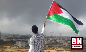 Tidak Akui Bangsa Palestina : PBB, AS hingga Uni Eropa Kompak Kutuk Pernyataan Menteri Israel PBB, Uni Eropa hingga Amerika Serikat kompak mengutuk keras pernyataan seorang menteri Israel, yang tidak mengakui keberadaan bangsa dan kebudayaan Palestina. Selain pernyataan kontroversialnya, Menteri Keuangan Israel Bezalel Smotrich juga membuat marah negara tetangga Yordania, karena berbicara di podium yang ditutupi dengan apa yang tampak seperti variasi bendera Israel yang menunjukkan negara Israel dengan batas-batas yang diperluas yang mencakup Tepi Barat, Yerusalem Timur, Gaza dan Yordania. "Apakah ada sejarah atau budaya Palestina? Tidak ada," katanya dalam cuplikan pidato yang ia sampaikan pada Hari Minggu di sebuah konferensi di Prancis yang disebarkan secara luas di media sosial, melansir Reuters 21 Maret. "Tidak ada yang namanya bangsa Palestina," sambungnya. Smotrich, yang mengepalai partai nasionalis-religius dalam koalisi sayap kanan Pemerintahan Perdana Menteri Benjamin Netanyahu, berpidato pada Hari yang sama ketika para pejabat Israel dan Palestina bertemu di resor Sharm el-Sheikh, Mesir, untuk melakukan perundingan de-eskalasi menjelang Bulan Suci Ramadan dan Hari Raya Paskah bagi umat Yahudi. Menanggapi pernyataan kontroversial tersebut, Perdana Menteri Palestina Mohammad Shtayyeh mengutuk pernyataan Smotrich, dengan mengatakan bahwa hal itu merupakan hasutan untuk melakukan kekerasan. Sementara, Wakil Juru Bicara PBB Farhan Haq menggambarkan pernyataan Smotrich sebagai "sama sekali tidak membantu," katanya kepada wartawan di New York. "Jelas sekali, di sana sangat jelas dan nyata ada rakyat Palestina. Hak-hak mereka dijunjung tinggi oleh Perserikatan Bangsa-Bangsa." Terpisah, Yordania, yang berdamai dengan Israel pada tahun 1994, menyuarakan kemarahannya atas bendera yang ada di atas panggung di sampingnya, mengatakan bahwa mereka telah memanggil Duta Besar Israel untuk melakukan protes. "Ini adalah perilaku provokatif yang tidak bertanggung jawab dari seorang menteri yang sedang menjabat, melanggar norma-norma internasional serta perjanjian perdamaian Yordania-Israel. Perilaku ekstremis ini mendorong ke arah eskalasi," kata Sinan al Majali, juru bicara Kementerian Luar Negeri Yordania. Yordania meminta pemerintah Israel untuk mengambil sikap yang "jelas dan jujur", tegas Majali. Belakangan, Kementerian Luar Negeri Israel kemudian menulis di Twitter: "Israel berkomitmen pada perjanjian damai 1994 dengan Yordania. Tidak ada perubahan dalam posisi Negara Israel, yang mengakui integritas teritorial Kerajaan Hashemite." Sedangkan seorang juru bicara Smotrich mengatakan, bendera tersebut merupakan dekorasi dari penyelenggara konferensi, menekankan menteri tersebut adalah seorang tamu. Sebuah pernyataan dari Kementerian Luar Negeri Palestina mengatakan, dengan menyangkal keberadaan rakyat Palestina dan hak-hak nasional mereka yang sah di tanah air mereka, para pemimpin Israel "menumbuhkan lingkungan yang mendorong ekstremisme Yahudi dan terorisme terhadap rakyat kami". Pernyataan kontroversial menteri Israel tersebut juga menuai kritik dari para sekutu Barat. "Kami benar-benar keberatan dengan bahasa semacam itu," kata John Kirby, juru bicara Dewan Keamanan Nasional AS. "Kami tidak ingin melihat retorika, tindakan atau retorika apa pun... yang dapat menghalangi atau menjadi penghalang bagi solusi dua negara yang layak, dan bahasa seperti itu," kritik Kirby. Sementara, Uni Eropa mengatakan mereka "dengan tegas menyesalkan komentar lain yang tidak dapat diterima oleh Menteri Smotrich," dan menyebutnya berbahaya dan kontraproduktif. Mesir, negara Arab pertama yang menandatangani kesepakatan damai dengan Israel, juga menolak pernyataannya. Ini bukan kali pertama Smotrich mengeluarkan pernyataan kontroversial Sebelumnya, ia menuai kemarahan dunia ketika mengatakan Desa Huwara Palestina harus "dihapuskan". Ia kemudian mengatakan bahwa ia "salah bicara", tetapi ia tidak meminta maaf. Diketahui, lonjakan konfrontasi terjadi di Tepi Barat selama setahun terakhir, dengan serangan militer Israel hampir setiap hari dan meningkatnya kekerasan oleh para pemukim Yahudi, di tengah serentetan serangan oleh warga Palestina. Selama setahun terakhir, pasukan Israel telah menewaskan lebih dari 250 warga Palestina, termasuk pejuang dan warga sipil. Sementara, lebih dari 40 warga Israel dan warga asing tewas dalam serangan-serangan Palestina. Warga Palestina berusaha mendirikan negara di Tepi Barat, Yerusalem Timur dan Gaza, wilayah yang direbut Israel dalam perang tahun 1967. Sementara, perundingan damai yang ditengahi oleh Amerika Serikat telah terhenti sejak tahun 2014, dengan Palestina mengatakan Israel telah merusak harapan mereka untuk mendirikan negara yang layak dengan memperluas permukiman Yahudi di tanah yang diduduki.\ Sumber. https://voi.id/berita/265650/pbb-as-hingga-uni-eropa-kompak-kutuk-pernyataan-menteri-israel-yang-tidak-akui-bangsa-palestina