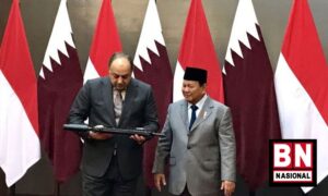 Prabowo Berikan Senapan Serbu Buatan Pindad SS2-V5 A1 sebagai Cenderamata untuk Menhan Qatar