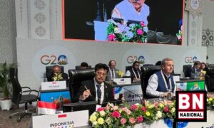 Mentan SYL Sukses Melobi Korsel Kembangan Pertanian Modern RI Menteri Pertanian (Mentan) Syahrul Yasin Limpo (SYL) berhasil meyakinkan jajaran pejabat Korea Selatan (Korsel) untuk mengembangkan pertanian modern di Indonesia, dalam pertemuan tingkat tinggi menteri pertanian di G20 India. "Hari ini saya bersama pemerintah atau Kementerian Pertanian Korea Selatan membicarakan 3 poin. Di antaranya pertanian modern atau modern farm dan kesempatan magang sebanyak-banyaknya bagi petani milenial kita," ujar Mentan SYL dalam keterangan yang diterima di Jakarta, Minggu. Menurut Mentan, pertemuan tersebut menekankan pentingnya membangun kekuatan pertanian kedua negara terutama dalam peningkatan produktivitas melalui teknologi mekanisasi serta pembukaan kesempatan magang bagi petani milenial Indonesia. Korsel berkomitmen akan membantu penerapan teknologi bagi pertanian Indonesia, bahkan siap menerima magang bagi petani milenial Nusantara dengan jumlah sebanyak-banyaknya. "Yang penting adalah baik Menteri dan Wakil Menteri Pertanian Korea menyanggupi untuk memberikan ruang bagi petani milenial untuk magang sebanyak-banyaknya. Dan ini adalah bagian bagian yang akan kita tandatangani letters of intens-nya antara Korea dan Indonesia," ujarnya pula. Selain itu, Indonesia turut mendorong Korsel untuk membuka ruang impor bagi produk dalam negeri. Diketahui, saat ini ada banyak produk pertanian Indonesia yang masuk ke Korea. Di antaranya produk perkebunan, peternakan dan juga hortikultura. "Catatan yang terakhir beliau meminta rekomendasi halal bisa menjadikan note atau catatan. Insya Allah ekspor kita ke Korea bisa lebih besar lagi, sehingga para petani mendapat keuntungan yang jauh lebih besar," katanya lagi. Mentan SYL tiba di India Jumat (17/6) waktu setempat. Kehadiran Mentan sebagai wakil Indonesia sangat penting dalam menentukan percepatan dan pengembangan pertanian di masa mendatang. Mentan tiba bersama jajaran dan disambut para pejabat India.