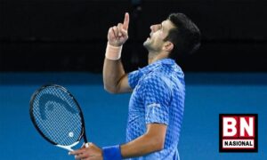 Wimbeldon 2023: Para Petenis yang Bisa Jadi Pengganjal Novak Djokovic Raih Titel Grand Slam Ke-24 Turnamen Wimbledon akan dihelat pada 3 Juli mendatang. Petenis Serbia, Novak Djokovic, tentu diunggulkan untuk jadi juara. Petenis berusia 36 tahun itu telah mendominasi Wimbledon dengan tujuh gelar di tangan, empat di antaranya diraih sebelumnya dengan beruntun. Namun, upaya Djokovic memperpanjang rekor gelar Grand Slam miliknya menjadi 24 titel tak akan mudah. Dia bakal dihadang oleh sejumlah pemain yang bersinar dalam beberapa bulan belakangan. Satu di antaranya adalah petenis Spanyol Carlos Alcaraz yang mulai berdamai dengan lapangan rumput setelah menaklukkan lapangan keras dan tanah liat. Lalu ada juga Daniil Medvedev dari Rusia. Namun, selain Alcaraz dan Medvedev, ada lawan yang patut diwaspadai oleh Djokovic. Berikut ini adalah sejumlah pemain yang sedang bersinar yang dapat menjadi penantang serius Djokovic di Wimbledon, seperti dilansir dari Antara: Taylor Fritz (Amerika Serikat) Mengalami lima kekalahan pada enam final turnamen ATP pertamanya, Fritz membuat gebrakan pada Maret 2022 ketika ia memenangi Indian Wells Masters kendati menjadi unggulan ke-20. Pada turnamen di tengah gurun itu, Fritz menunjukkan tanda-tanda tenis Amerika pada akhirnya memiliki penantang serius tunggal putra untuk Grand Slam setelah era keemasan Pete Sampras, Andre Agassi, dan Andy Roddick, petenis terakhir AS yang memenangi gelar mayor pada 2003. Fritz, yang pernah mencapai peringkat lima dunia pada awal tahun ini, telah memenangi empat final ATP terakhirnya dan menegaskan kecakapannya di atas lapangan rumput setelah memenangi turnamen pemanasan Eastbourne sebanyak dua kali dalam empat tahun terakhir. Petenis peringkat delapan itu juga telah mencapai enam semifinal pada tahun ini, meskipun belum mampu mengonversinya menjadi pertarungan di babak final. "Saya melihat diri saya bersungguh-sungguh di dalam turnamen, secara konsisten bermain jauh lebih baik," kata Fritz dikutip dari Reuters via Antara. Holger Rune (Denmark) Mencuri perhartian di Paris Master tahun lalu, Rune mendapati performa yang menanjak meski mendapat reputasi sebagai "bocah badung" dalam beberapa turnamen terakhir. Petenis Denmark yang berapi-api itu mengguncang dunia tenis ketika ia menumbangkan lima pemain top 10 dunia untuk meraih gelar Masters pertamanya pada umur 19 tahun. Rune tak mengendurkan performanya hingga kini mendekati peringkat lima dunia. Ia cenderung tak bisa menahan amarahnya, bahkan bisa melabrak para penonton saking frustasinya. Namun, petenis 20 tahun itu mengatakan ia tak takut meluapkan emosinya di lapangan untuk mencapai tujuan utamanya yaitu menjadi petenis nomor satu dunia. "Saya tidak akan menyembunyikannya," kata Rune di French Open. "Saya yakin dengan diri saya sendiri, dan juga mampu mengalahkan para pemain seperti itu, bukan hanya satu kali tapi juga di Grand Slam di mana kita semua tahu mereka ingin menampilkan yang terbaik," Karen Khachanov (Rusia) Khachanov mendapati penampilan terbaiknya di lapangan rumput pada 2021 ketika dia mencapai perempat final Wimbledon untuk pertama kalinya dan nyaris lolos ke semifinal pertamanya di Grand Slam menyusul kekalahan setelah bermain lima set dengan Denis Shapovalov. Servis kencang petenis peringkat 10 dunia itu menjadi salah satu ancaman pada turnamen edisi 2022, namun Khachanov tak dapat bermain di All England Club karena penyelenggara Wimbledon melarang petenis Rusia dan Belarus menyusul invasi Moskow ke Ukraina. Akan tetapi, Wimbledon telah mencabut sanksi terhadap para pemain Rusia dan Belarus, meskipun mereka diizinkan berkompetisi di bawah bendera netral. Khachanov yang berperawakan jangkung pernah mencapai dua semifinal Grand Slam, juga sempat merepotkan Djokovic di Roland Garros ketika ia mencuri satu set dari sang petenis Serbia meski kalah di perempat-final sebelum menembus peringkat sepuluh dunia untuk pertama kalinya sejak 2019.