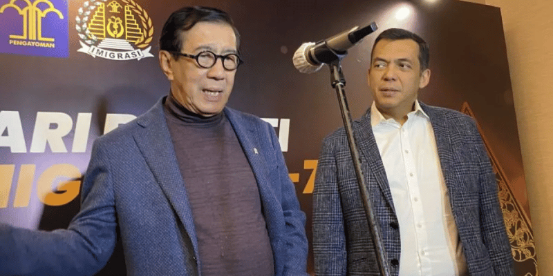 Menteri Hukum dan Hak Asasi Manusia (Menkumham) Yasonna H. Laoly (kiri) memberi keterangan kepada pers di Kuningan, Jakarta, Selasa (30/1/2024) Foto: Antaranews.com