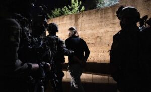IOF menggerebek rumah-rumah, menculik warga di W. Bank