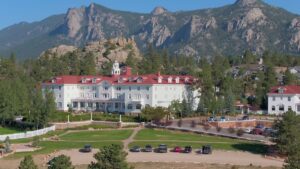 “The Shining’s Colorado Hotel Akan Menjadi Tuan Rumah Pameran Horor Baru Blumhouse”.