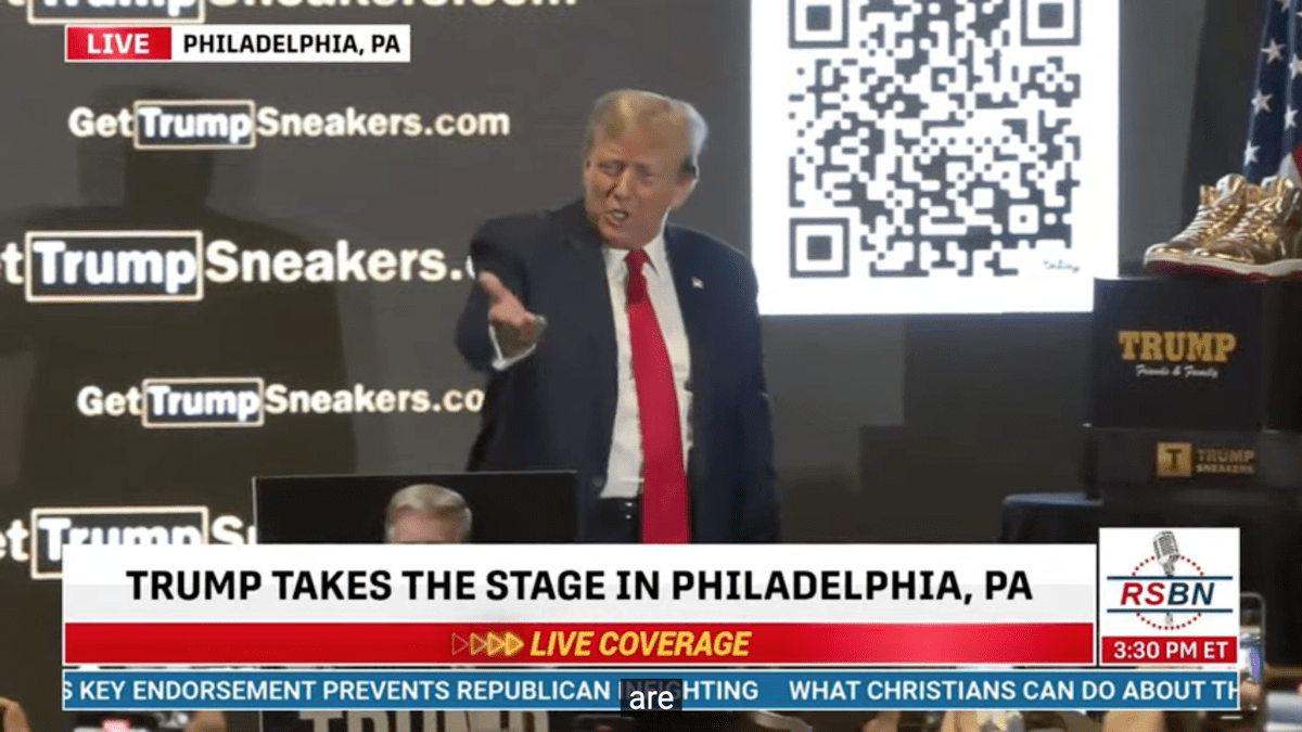 Donald Trump Meluncurkan Situs Web yang Menjual Sepatu Kets Seharga $400 Tapi Mengklaim Itu 'Tidak Politis'