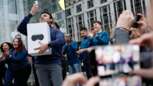 Inilah Cara Liar Orang Menggunakan Apple Vision Pro