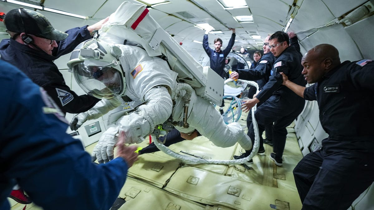 Pakaian Luar Angkasa ISS Generasi Berikutnya NASA Lulus Uji Gravitasi Nol