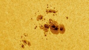 Penjelajah Mars Melihat Bercak Gelap yang Sangat Besar di Matahari, dan Kini Terlihat dari Bumi