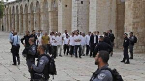 Puluhan pemukim mengotori Masjid Aqsa di bawah penjagaan polisi