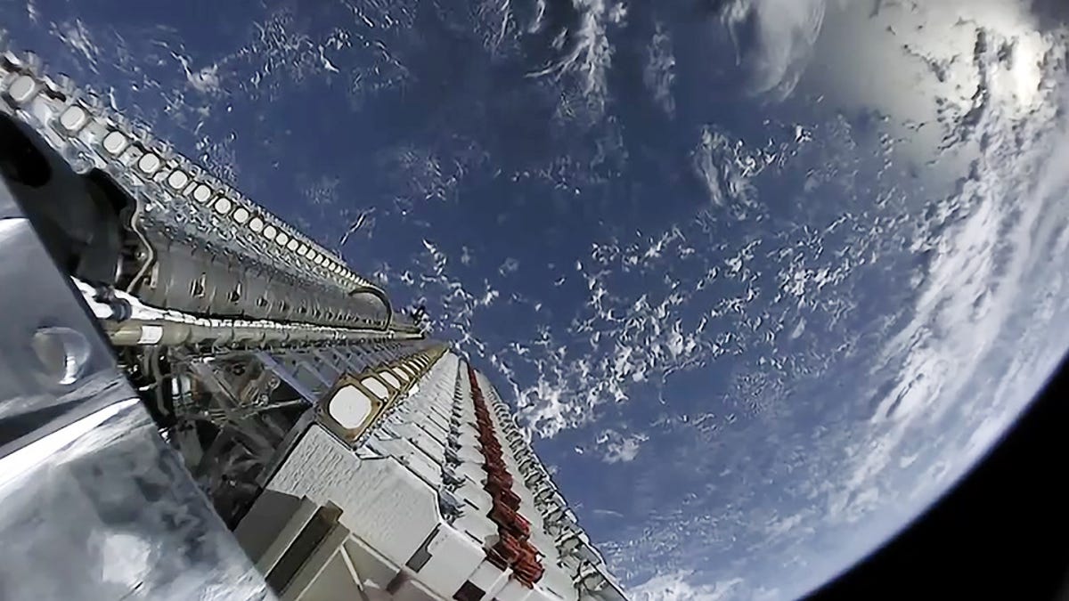 SpaceX Akan Deorbit 100 Satelit Starlink Karena Cacat yang Terdeteksi