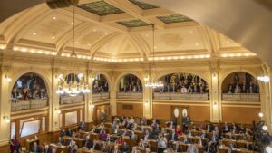 Anggota parlemen dari Partai Republik menolak seruan untuk mengubah larangan aborsi.  Beberapa pihak mengatakan mereka akan mengklarifikasi beberapa pengecualian dalam undang-undang tersebut