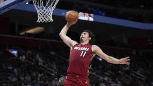 Bam Adebayo mencetak angka 3 saat Heat memuncaki Pistons 104-101