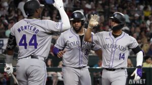 Blackmon, Jones membintangi 5 putaran kelima, memimpin Rockies atas D-backs 9-4 untuk kemenangan pertama musim ini