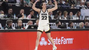 Caitlin Clark mencetak rekor NCAA untuk 3 detik dalam satu musim saat No. 4 Iowa mengalahkan Penn State di turnamen Sepuluh Besar