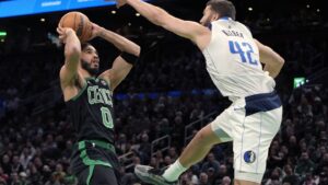 Celtics yang memimpin NBA mengalahkan Doncic, Mavericks 138-110 untuk kemenangan ke-10 berturut-turut