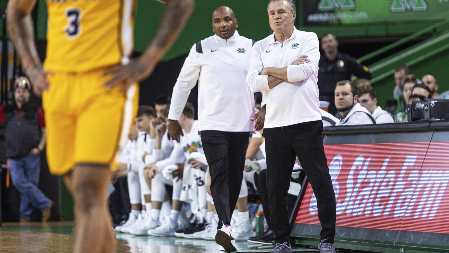 Dan D'Antoni dari Marshall, pelatih tertua di Divisi I pada usia 76 tahun, absen setelah 10 musim