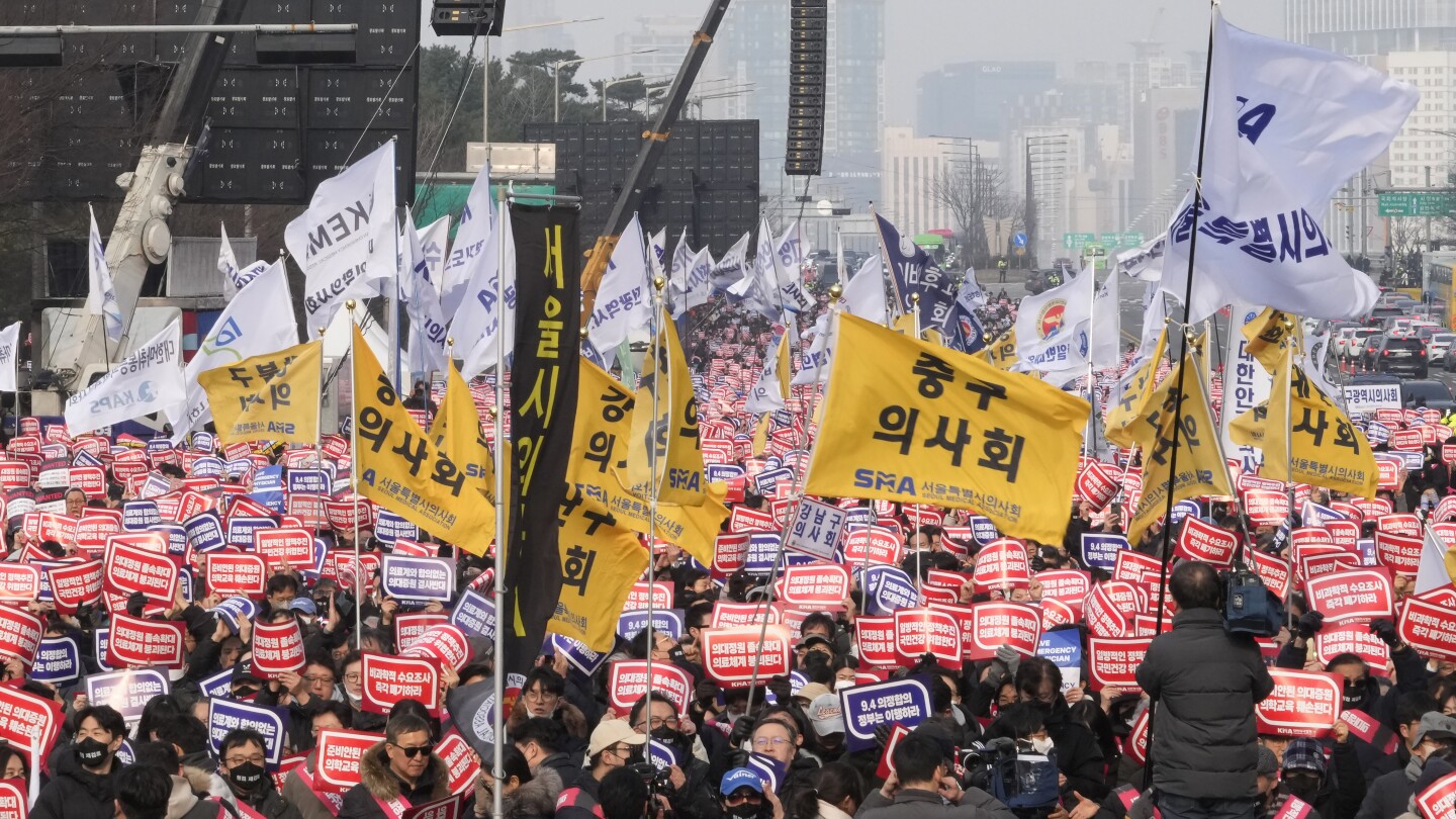 Dokter Korea Selatan mengadakan unjuk rasa anti-pemerintah besar-besaran mengenai rencana rekrutmen sekolah kedokteran