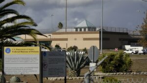 FBI mengatakan larangan rambut wajah di California bagi sipir penjara sama dengan diskriminasi agama