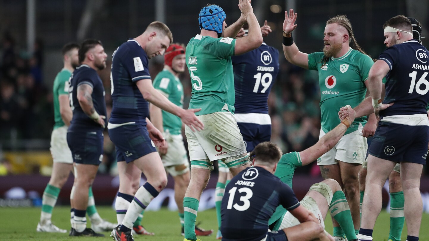 Irlandia memenangkan Six Nations berturut-turut setelah mematahkan perlawanan Skotlandia
