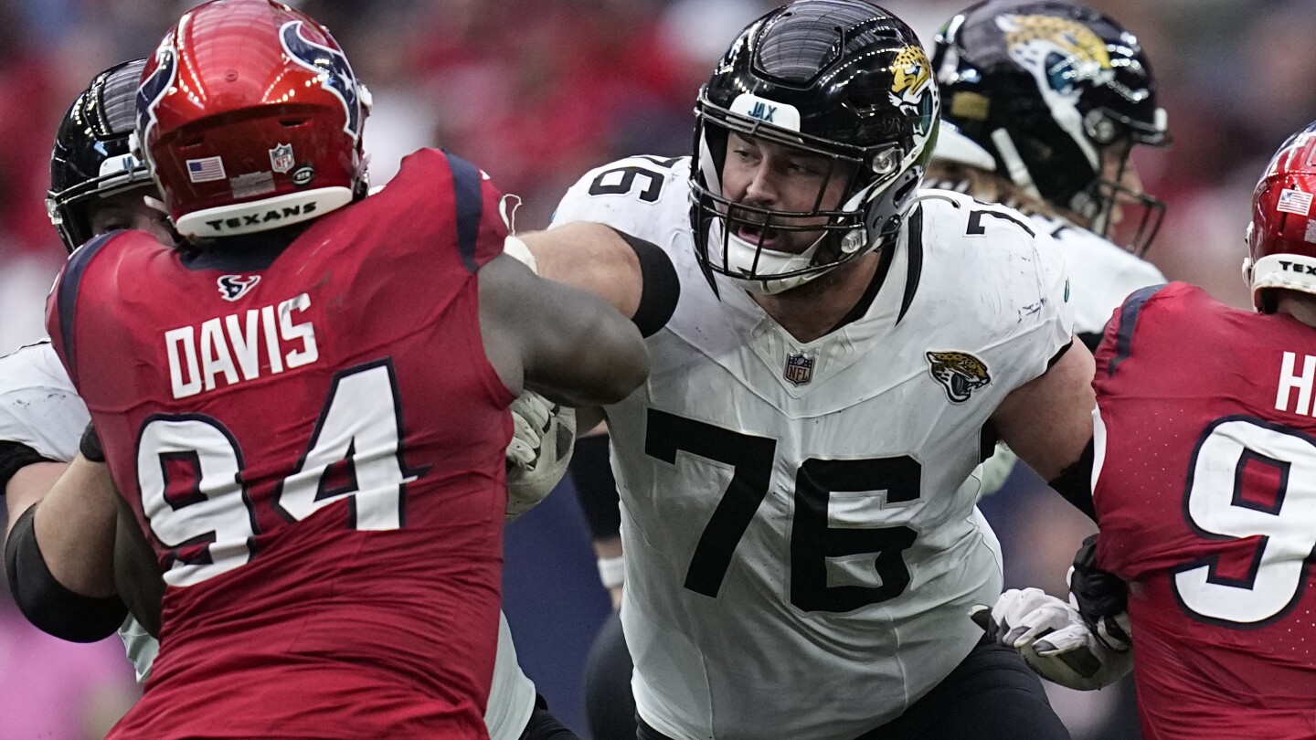 Jaguar dan guard Ezra Cleveland menyetujui kontrak 3 tahun senilai $28,5 juta, kata sumber AP