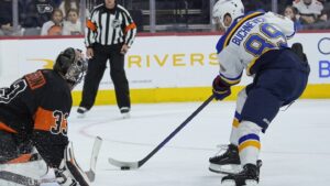 Jordan Binnington melakukan 40 penyelamatan untuk memimpin The Blues melewati Flyers 2-1 dalam adu penalti