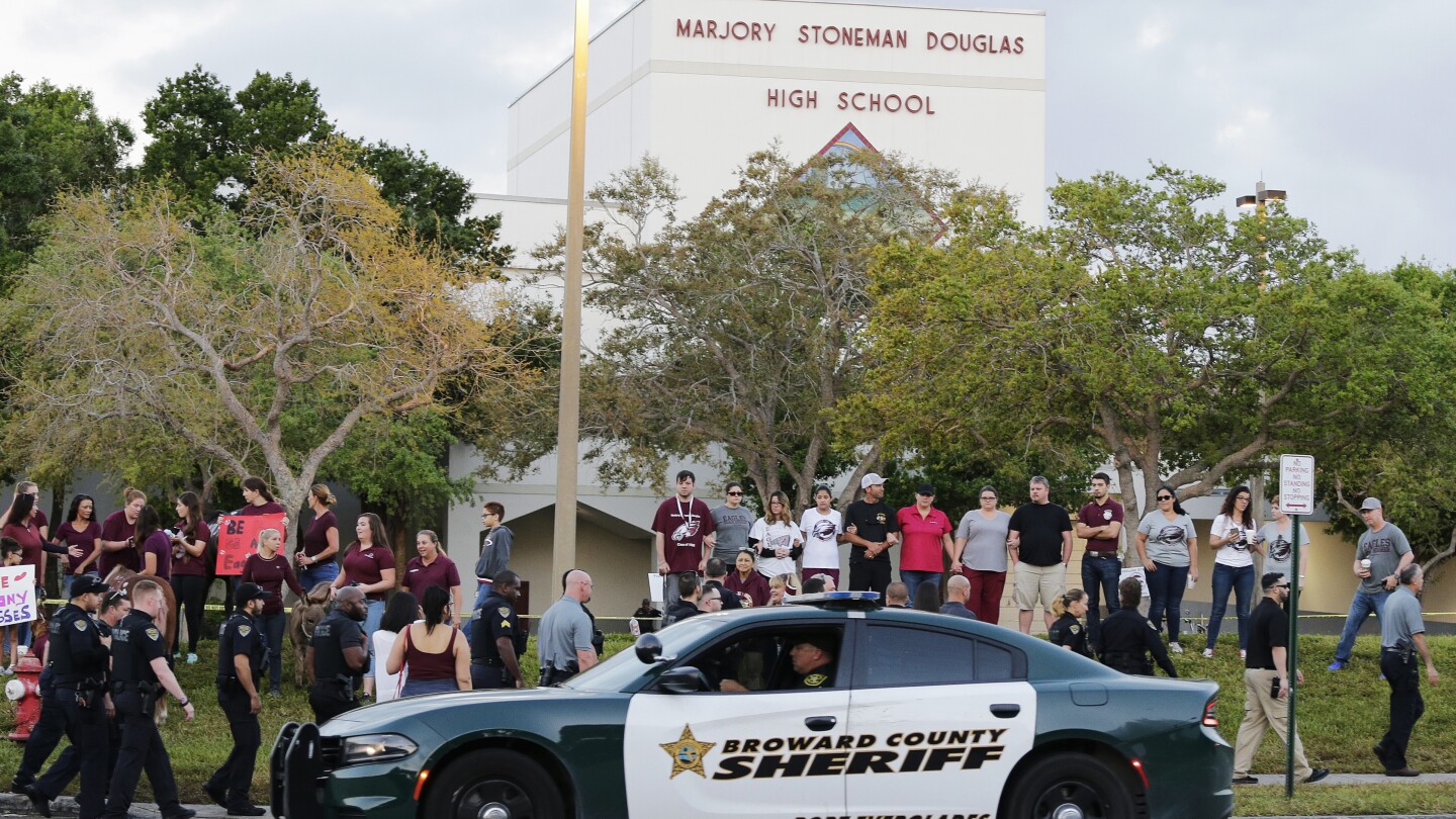 Kamala Harris akan mengunjungi gedung berlumuran darah tempat terjadinya pembantaian sekolah di Florida tahun 2018