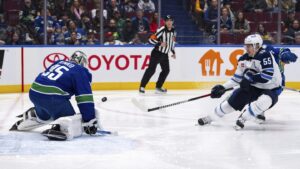 Kiper Canucks Thatcher Demko berangkat pada periode ke-2 dalam kemenangan 5-0 atas Jets