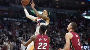 Kuzma mencetak 32 poin saat Wizards mempertahankan puncak Heat 110-108
