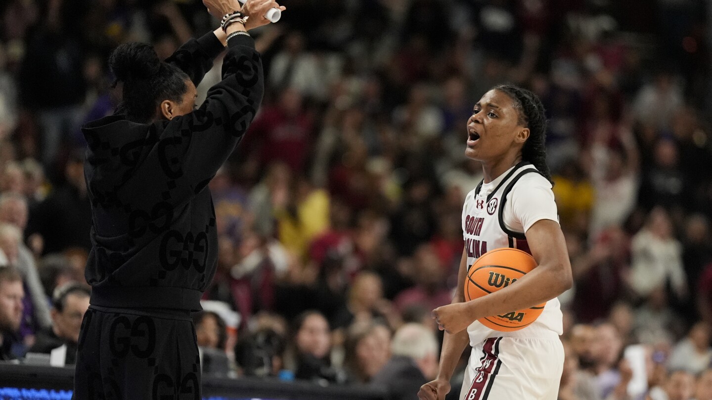 No. 1 Carolina Selatan bertahan lebih lama dari LSU No. 8 dalam permainan gelar SEC yang dirusak oleh pertarungan, ejeksi