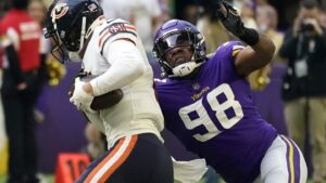 Panthers menyetujui kontrak 2 tahun dengan gelandang DJ Wonnum
