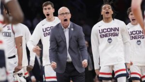 Pelatih UConn Dan Hurley, yang lagi-lagi kesal dengan seorang penggemar, mendapat pelanggaran teknis di Turnamen Big East