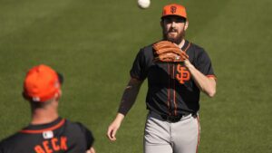 Pelempar raksasa Tristan Beck akan menjalani operasi pengangkatan aneurisma dari lengannya dalam operasi hari Senin