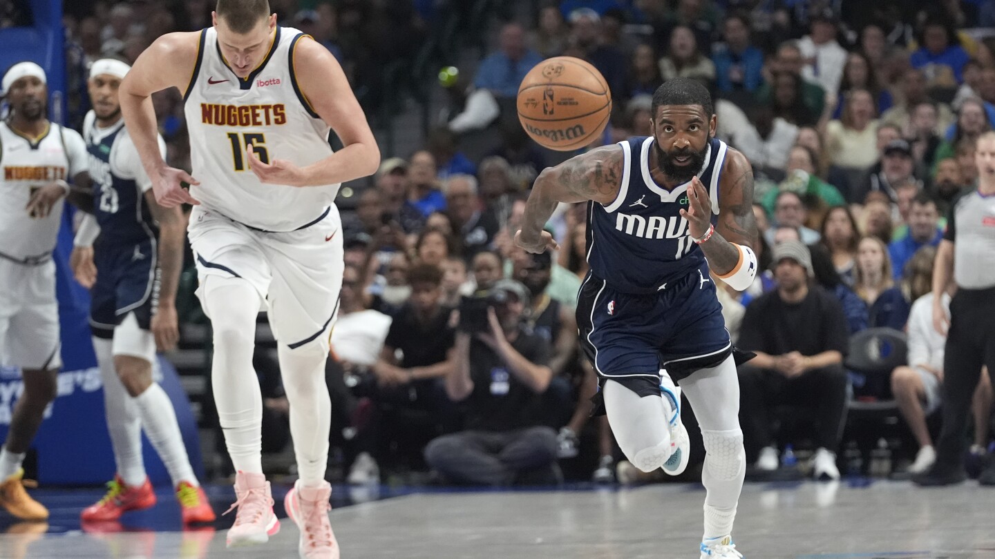 Pemain kidal Kyrie Irving saat bel berbunyi mengangkat Mavs atas Nuggets 107-105