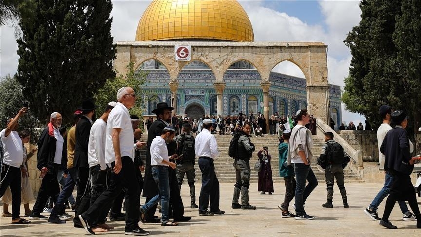 Puluhan pemukim mengotori Masjid Aqsa