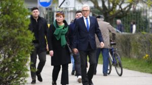 Rakyat Slovakia memilih penerus presiden perempuan pertama.  Sekutu perdana menteri yang populis diperkirakan akan menang