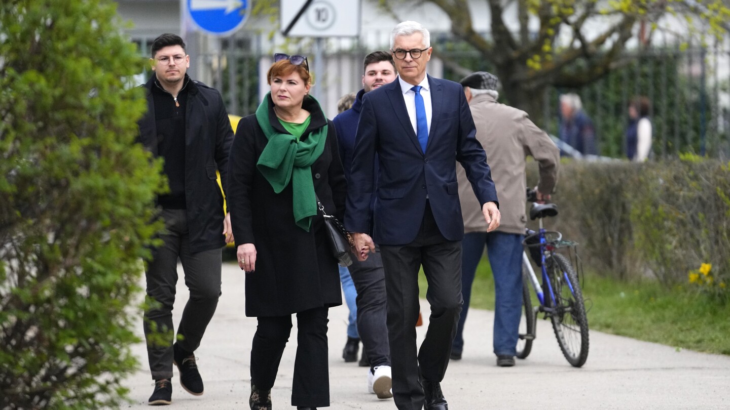 Rakyat Slovakia memilih penerus presiden perempuan pertama.  Sekutu perdana menteri yang populis diperkirakan akan menang